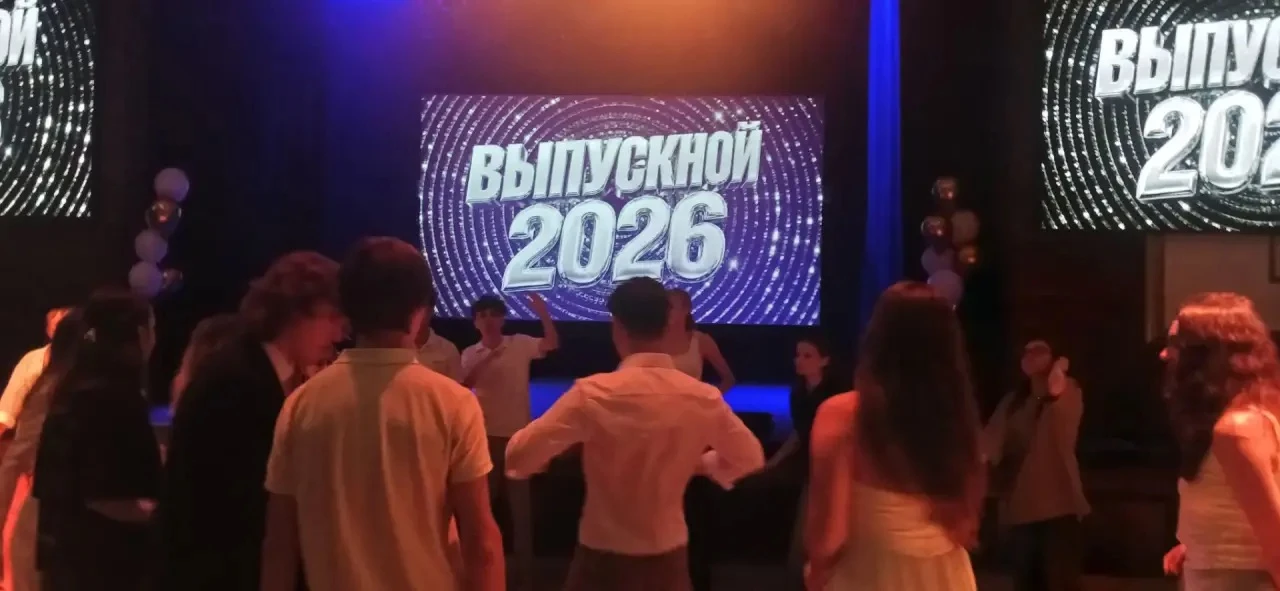 🎓 Сегодня в нашей гимназии особенный день!

11-е классы попрощались со школьной партой и получили н