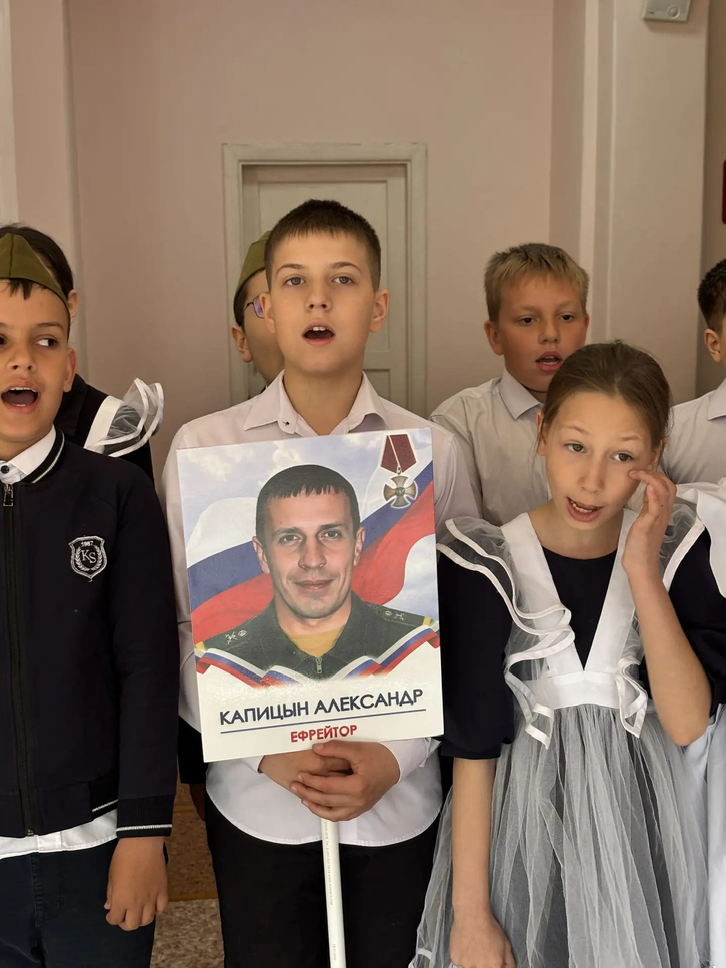 Сегодня в начальной школе прошли торжественные линейки, посвящённые 9 Мая.  Строй, знамёна, стихи о 