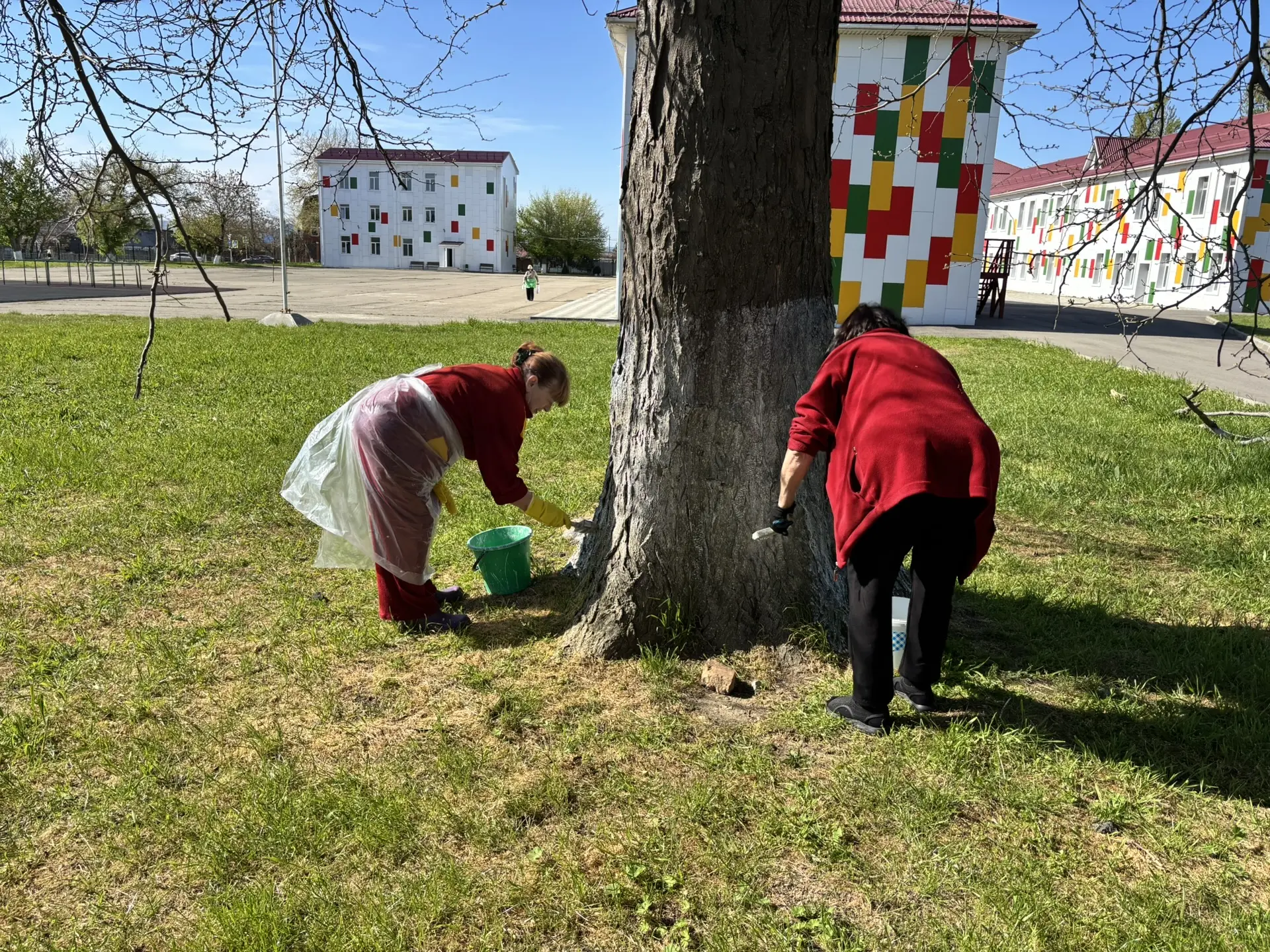 ✨ Чистота начинается с нас: учителя МБОУ СОШ №3 присоединились к Всероссийскому субботнику!  Наша шк