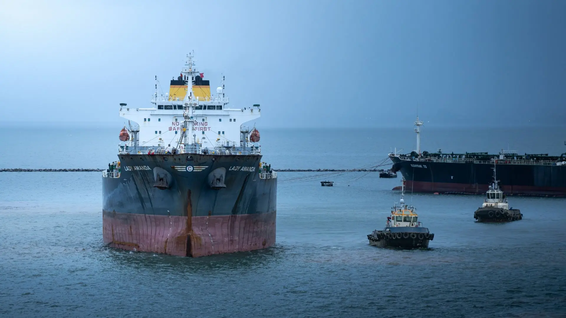 Мировой флот: «связаны одной целью»
Tанкер «LADY AMANDA» на отходе из порта Конакри.
Отработав с бук