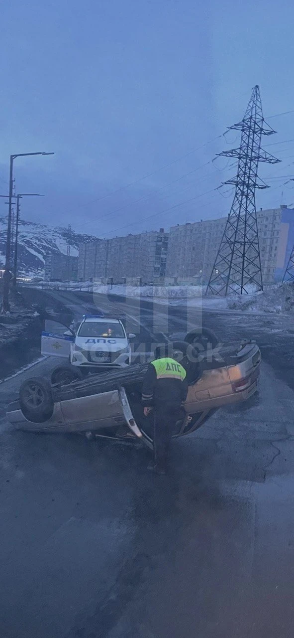 Талнах. 5 м-н, поворот гаражи «Карьера». Немного не вписался в поворот?  ЧП Норильск в МАХ | Прислат