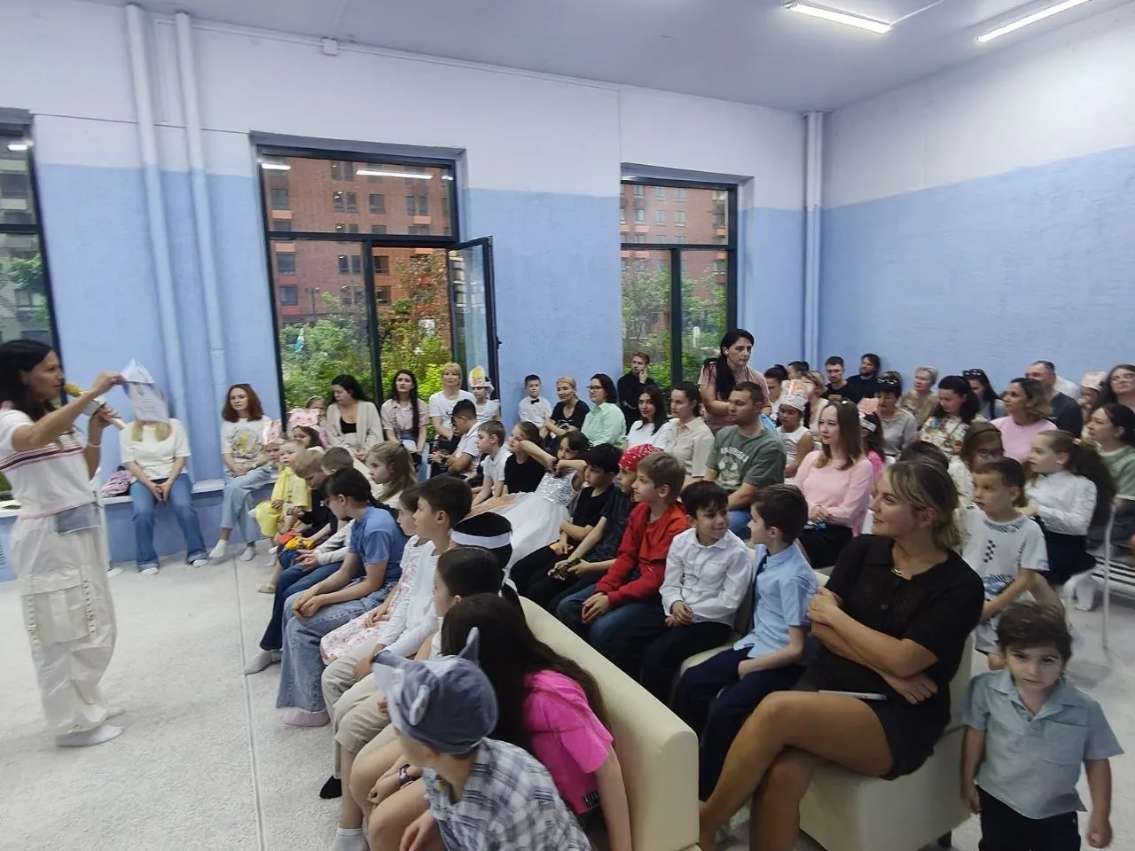 🎭✨ В нашей школе в Мякинино также прошёл LinguaClub Theatre Show!