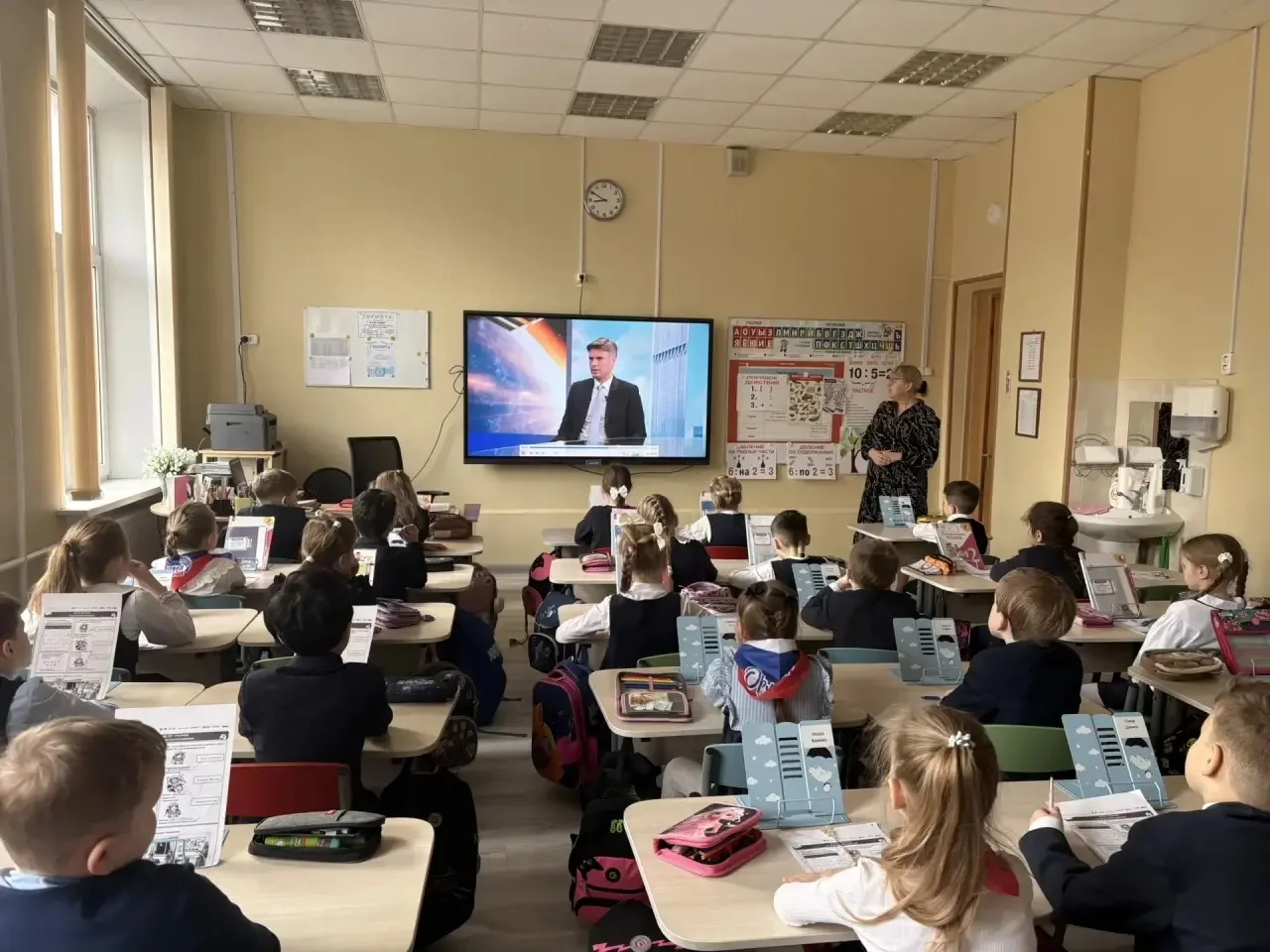 🇷🇺Бодро и дружно вступаем в новую учебную неделю!  По традиции наш понедельник начался с торжественн