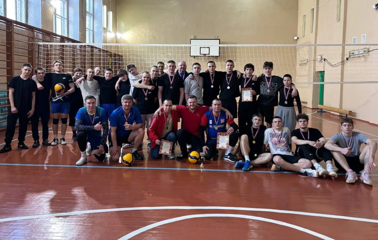 Сегодня в спортзале Хребтовской СШ прошёл турнир по волейболу среди мужских и юношеских команд п. Хр