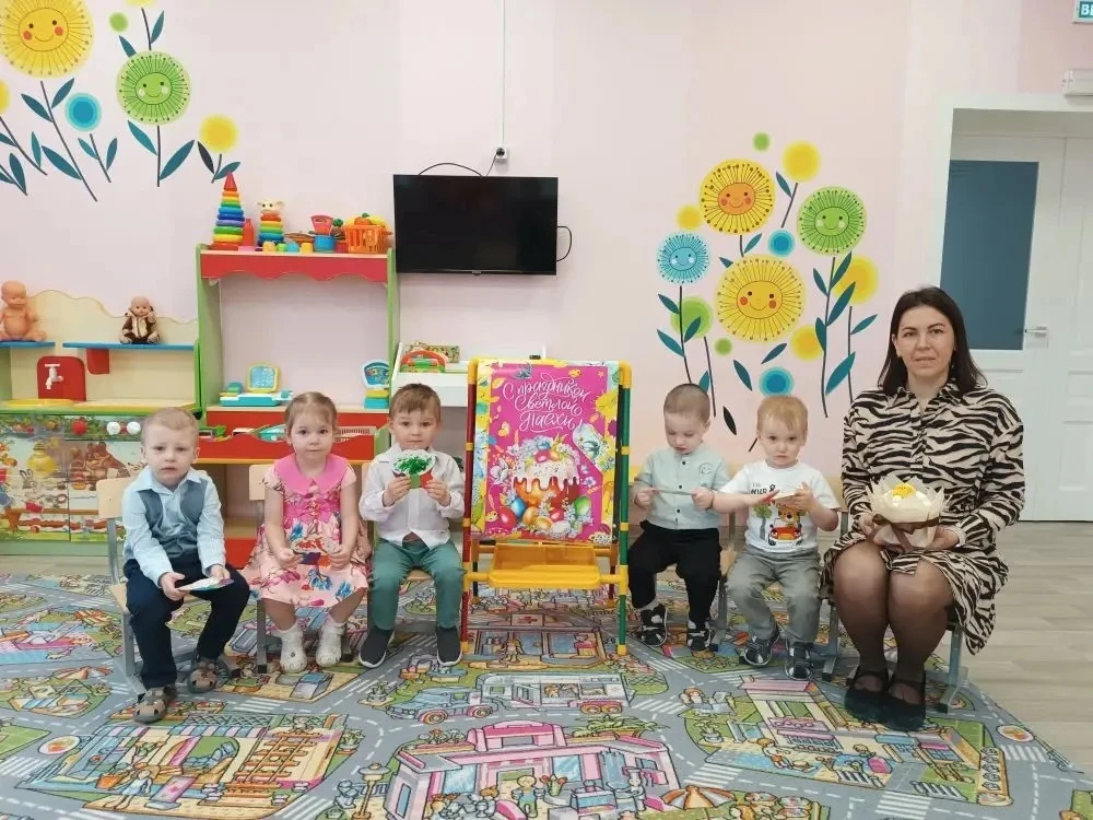 Пасха светлый, добрый праздник,
Праздник счастья, красоты.
Он несёт нам всем надежду.
Чтоб добрее ст