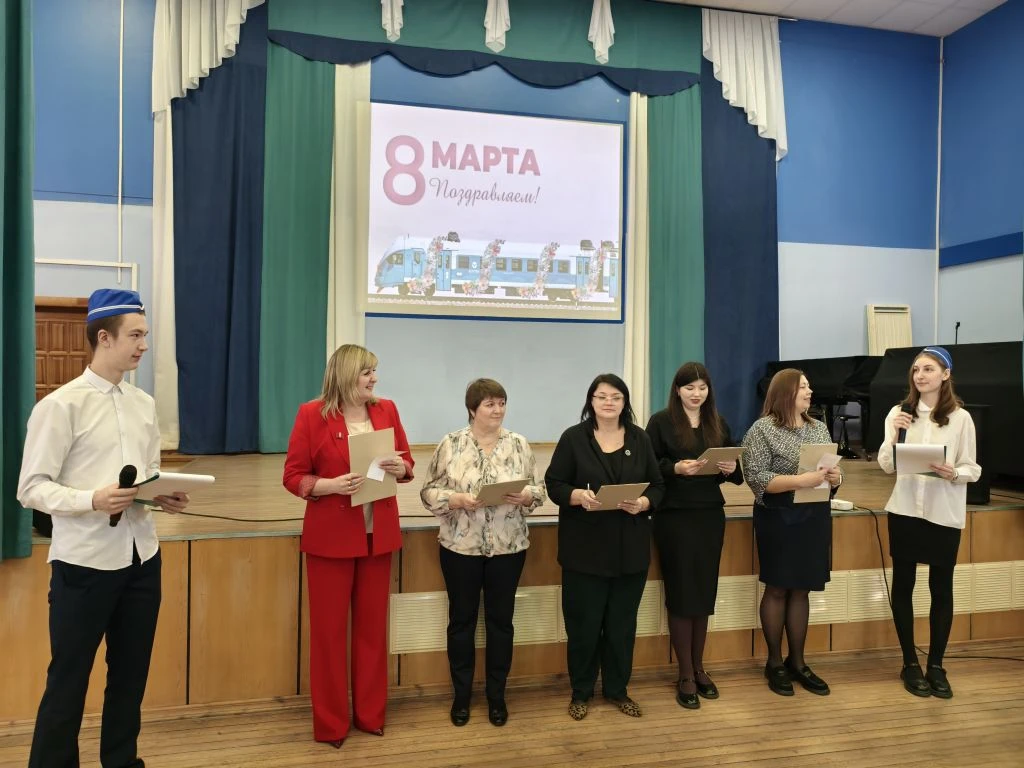 В преддверии 8 марта актовый зал нашей школы превратился в настоящий вокзал чудес, откуда отправился