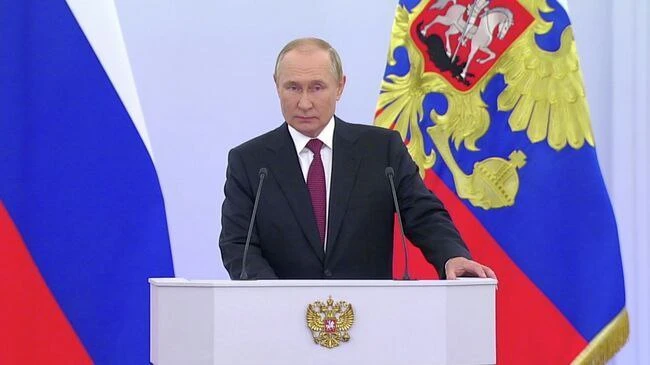 Сегодня день рождения Верховного и праздничным салютом ночью, Вооруженными Силами Росси...