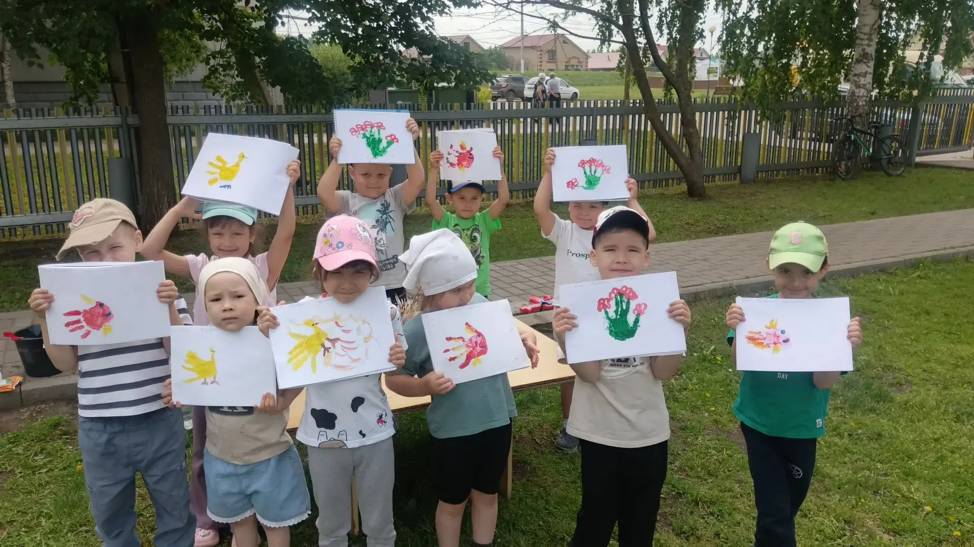 🖐🧑‍🎨🎨Сегодня в средней группе прошёл День разноцветных ручек: дети раскрасили ладошки и создали 