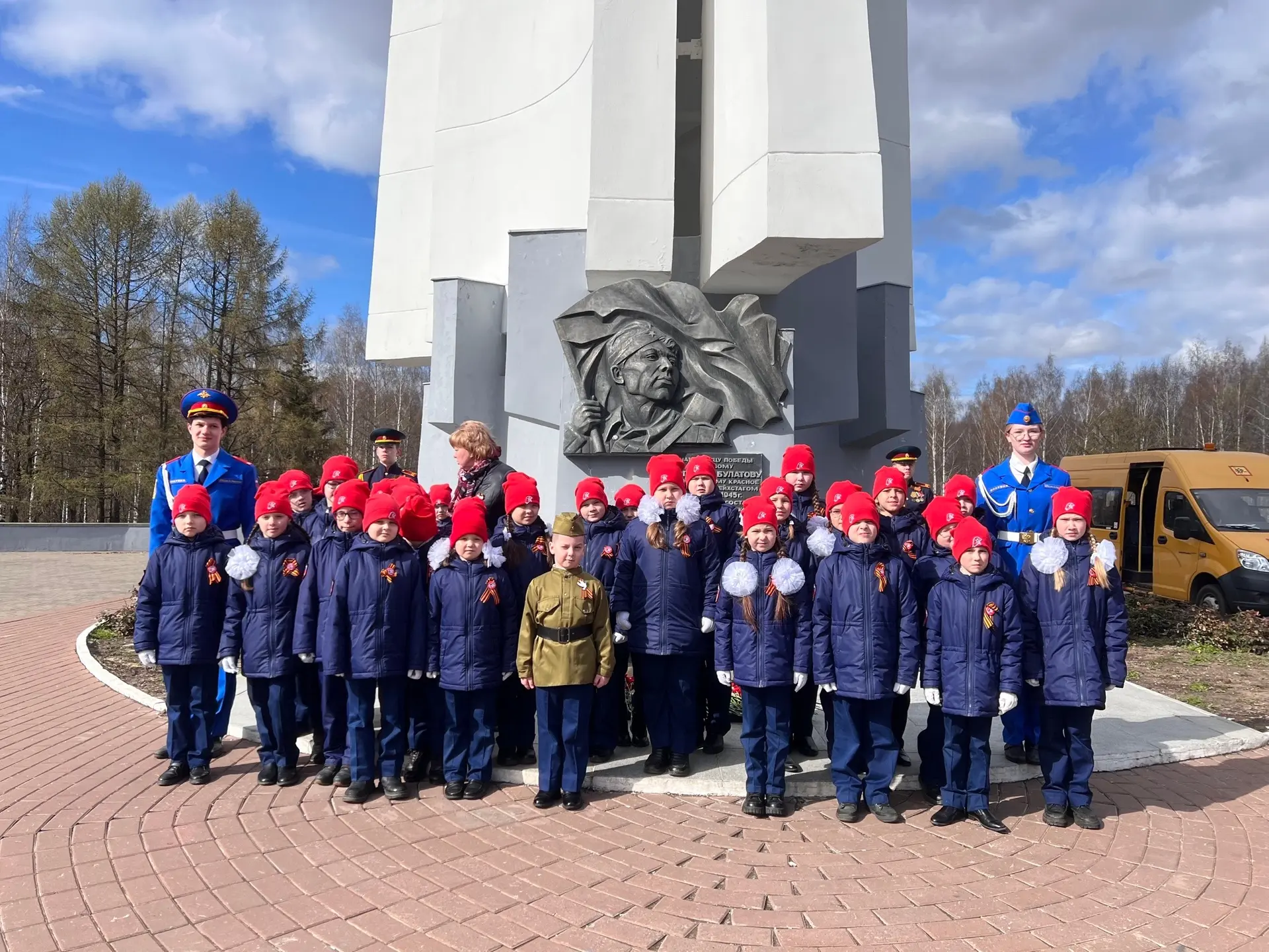 🇷🇺 ЮНАРМИЯ 🇷🇺  ✅ Торжественное мероприятие в Парке Победы собрало юнармейцев и горожан, чтобы почтит