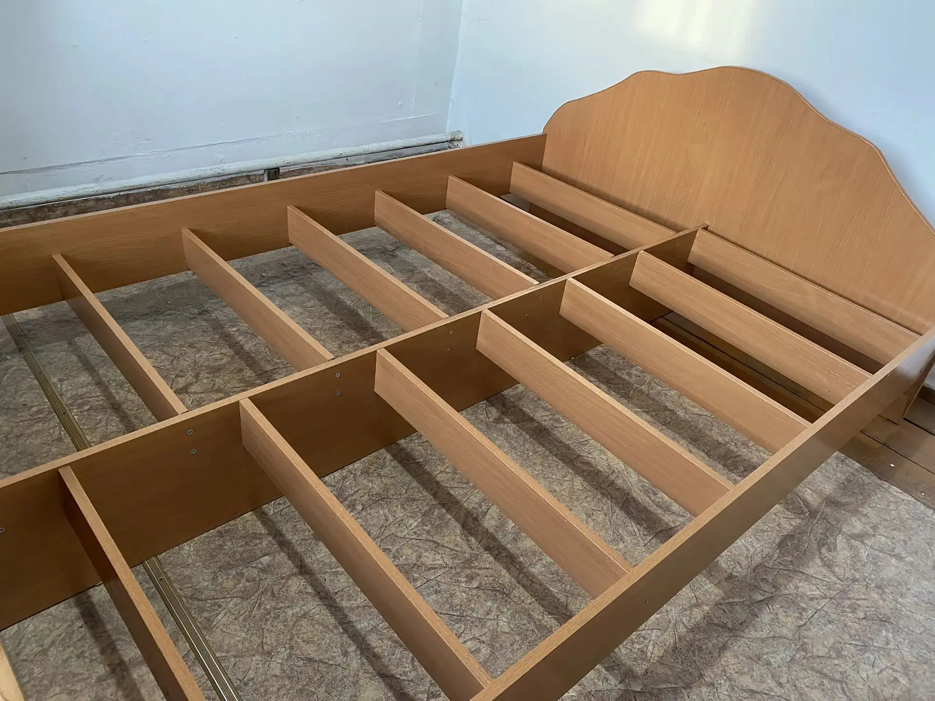 Продам 2х спальную кровать 2,5 тыс.