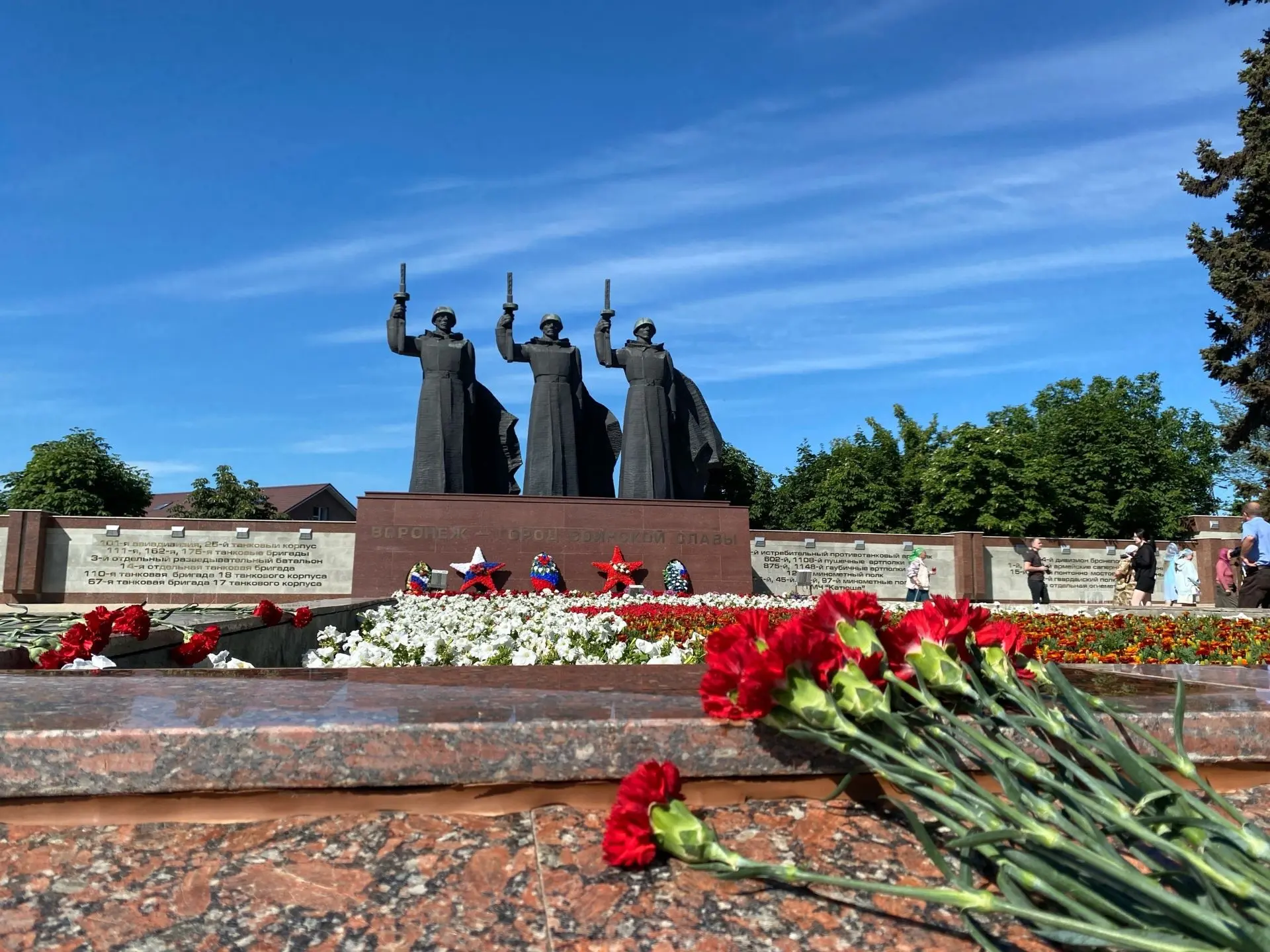 Сотрудники ВГТУ возложили цветы и венки на Чижовском плацдарме 🕊️ 

Памятное мероприятие посвятили 