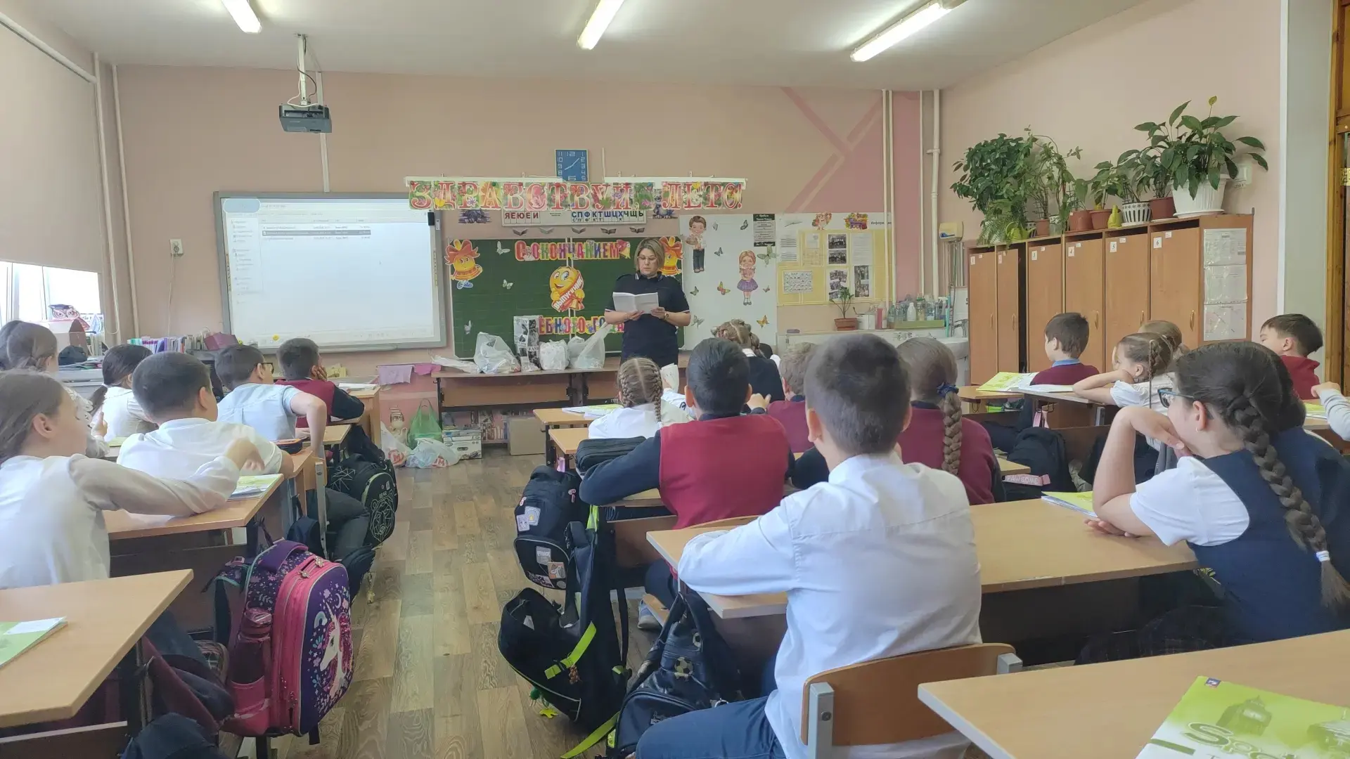 В лицее №155 состоялась встреча третьеклассников с инспектором ГИБДД Абзаловой Эльвирой Файрузовной,