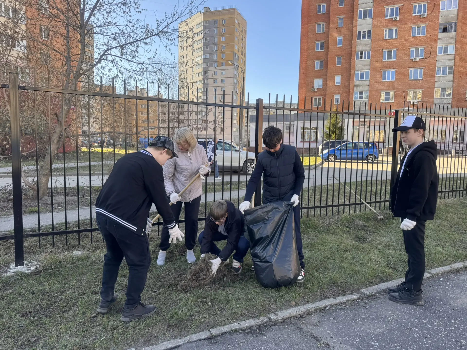 🍂 Субботник в рамках месячника по благоустройству  Наши ребята и учителя — большие молодцы. А вот ка