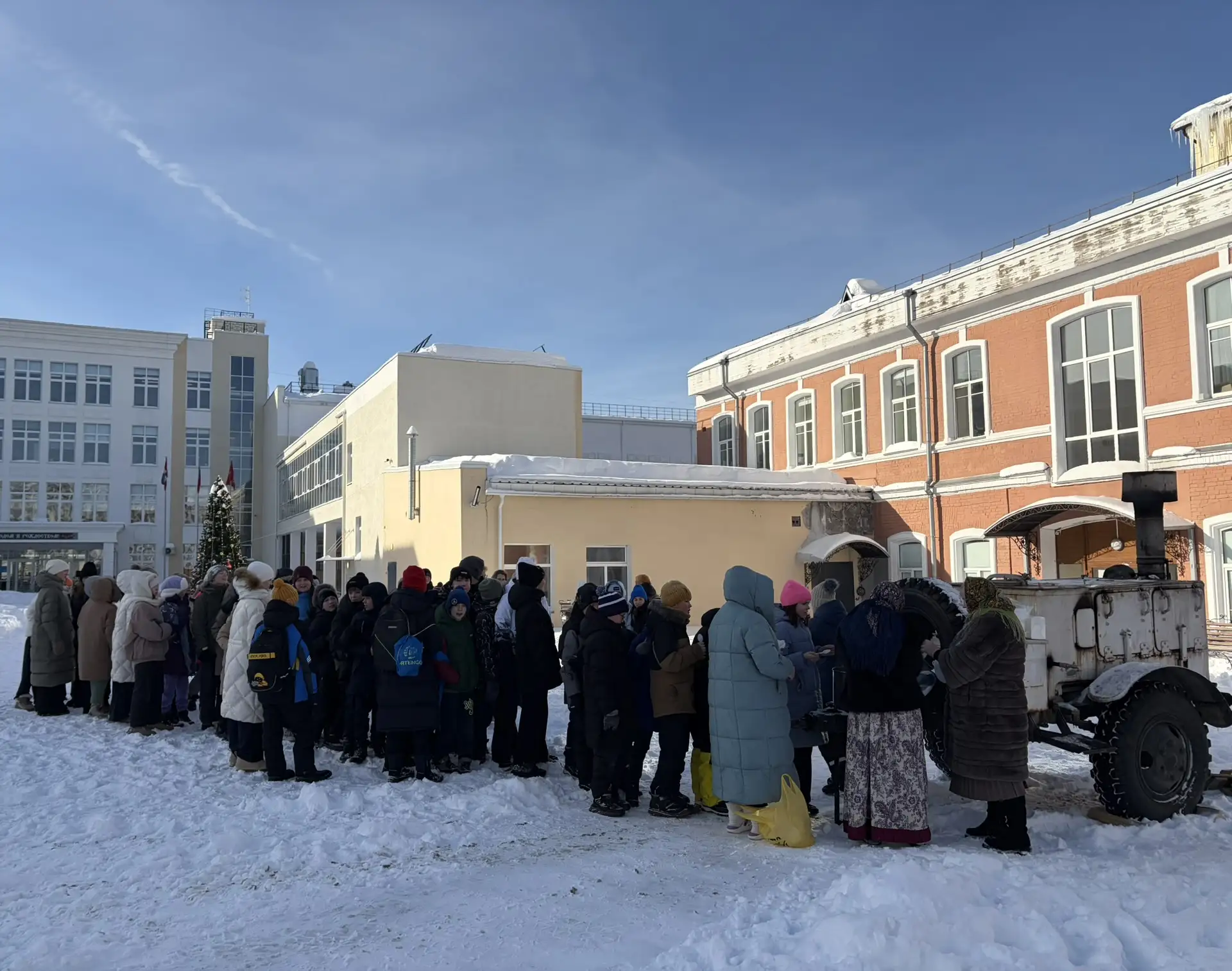 Проводили Масленицу как положено: скоморохи заводили народ, силачи тягали канат, медведь танцевал, а