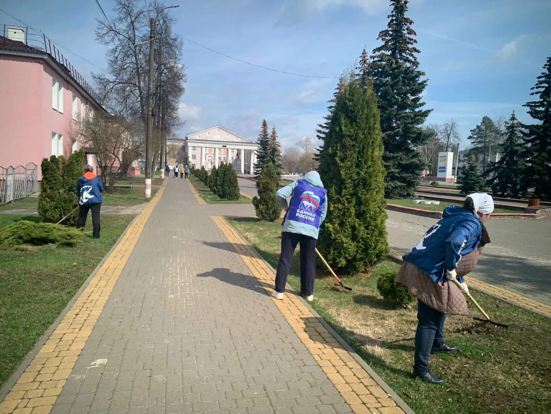 В Нижегородской области активисты «Единой России» вместе с депутатами проводят субботники на обществ