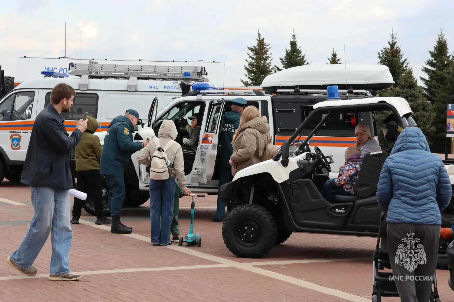🧑‍🚒Площадь Славы в Самаре собрала пожарных и спасателей на масштабный праздник  В преддверии знамена