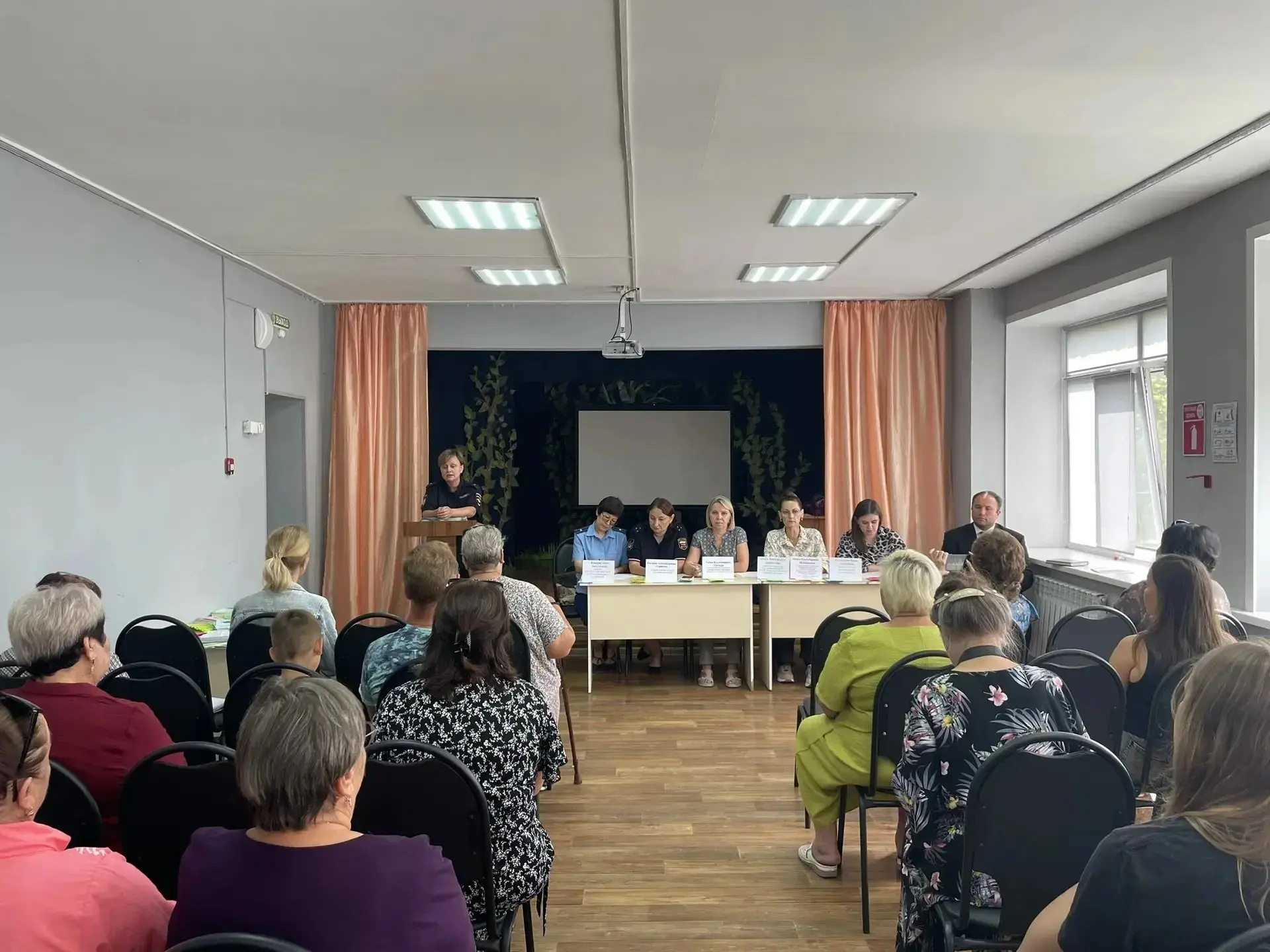 В честь Дня семьи, любви и верности в актовом зале Усть-Абаканского ЦДО прошел межведом...