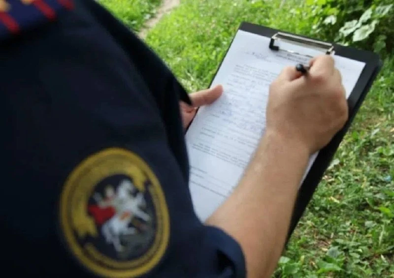 Две 16-летние девушки предстанут перед судом за использование чужой банковской карты. П...