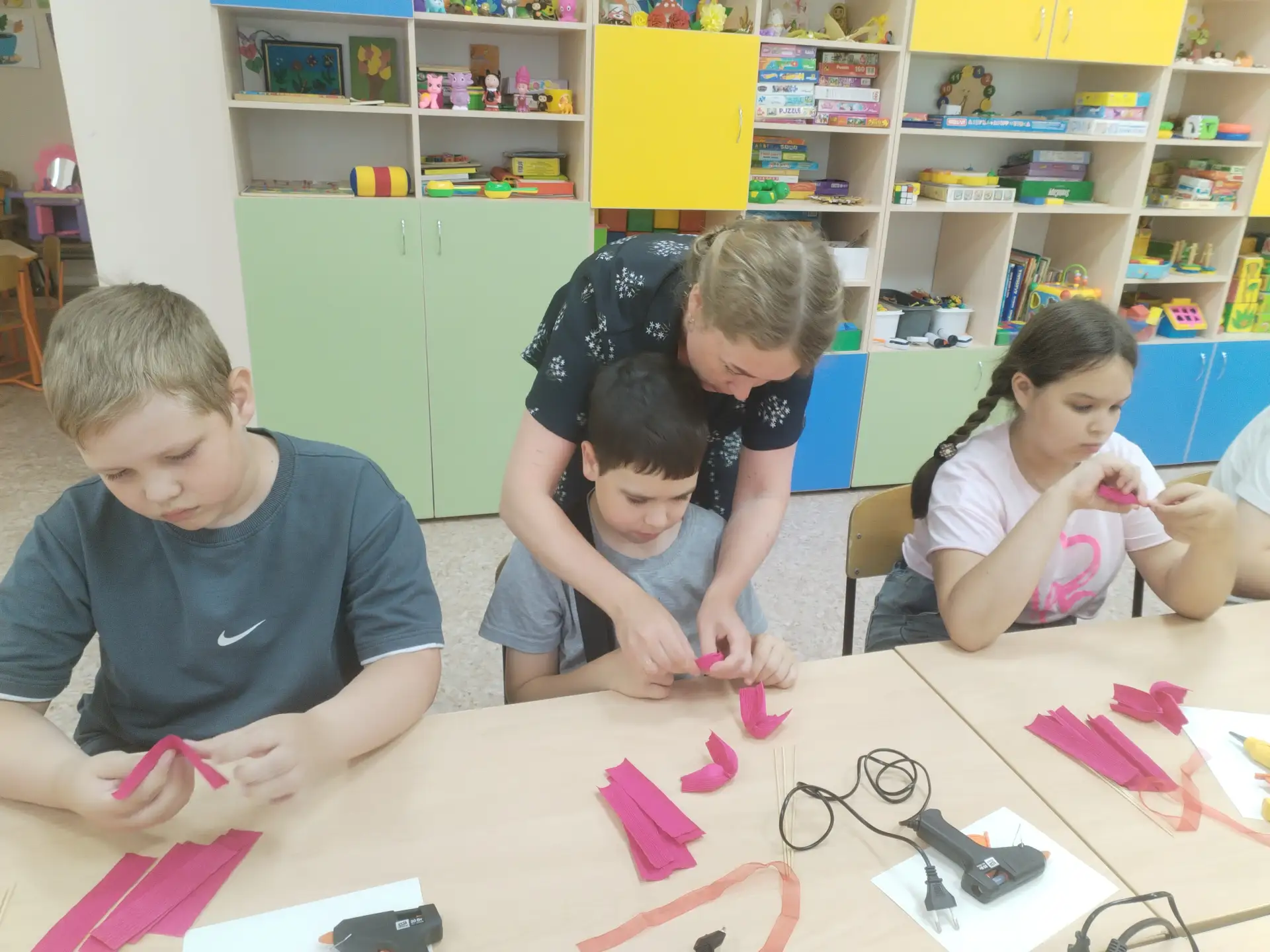 Крокусы из гофрированной бумаги.
 Крым - удивительное место, богатое природными красотами. Одним из 
