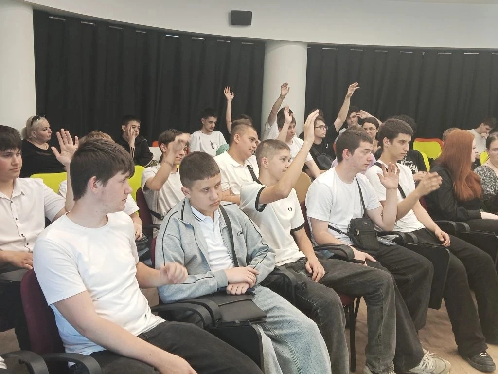 Студенты 107‑й и 102‑й групп Луганского колледжа автосервиса имени А. А. Гизая 20 мая п...