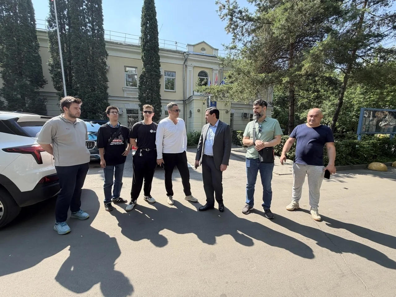 Осмотр территории района 

Сегодня, 11 июня, глава управы Хорошевского района Карслиев Артур Валенти