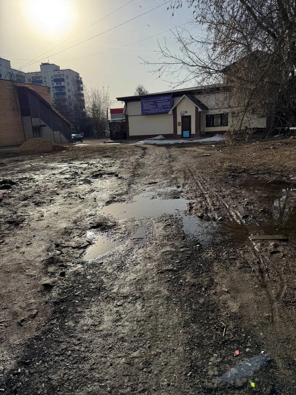 И вновь многострадальный тротуар, который сделали после работ на теплосетях. Главное га...