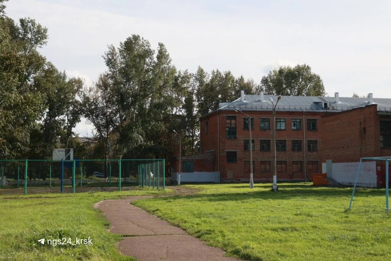 В Канской школе произошло нападение во время школьной линейки, в результате которого бы...