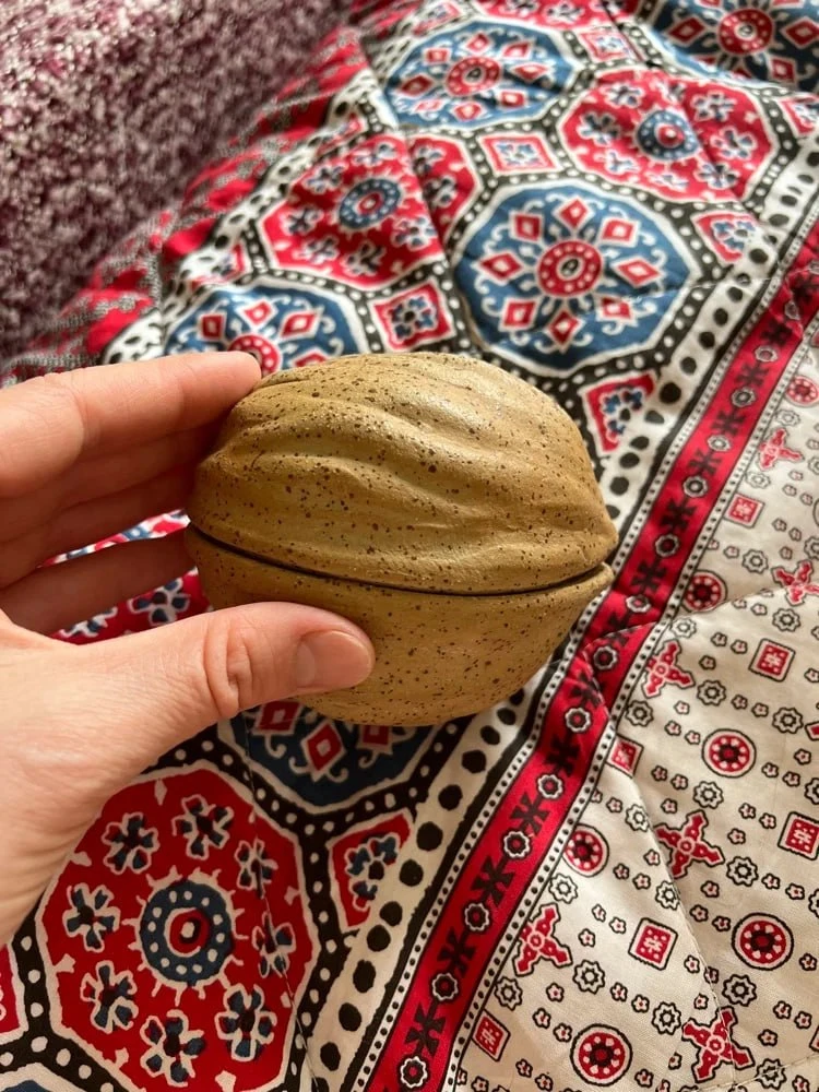 Находка для фанатов тех самых орешков со сгущенкой 😀

Это керамическое блюдо-шкатулка. Не очень фун