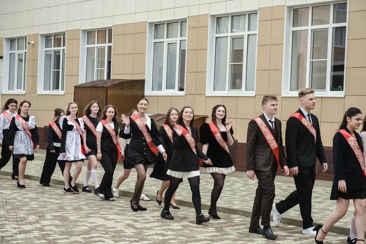 Звенит последний звонок... 🎓  Вот и пролетели эти 11 и 9 лет… Кажется, только вчера вы робко зашли в