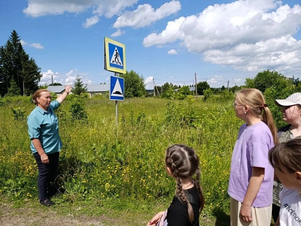👀 Смотрим по сторонам: пришкольный лагерь «Островок здоровья» вышел на практику по ПДД!