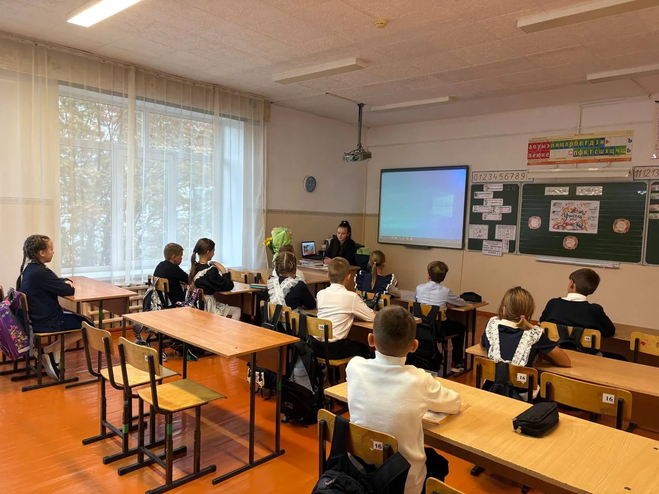🔔 Учителя сели за парты, а старшеклассники встали у доски! 🎓✨
