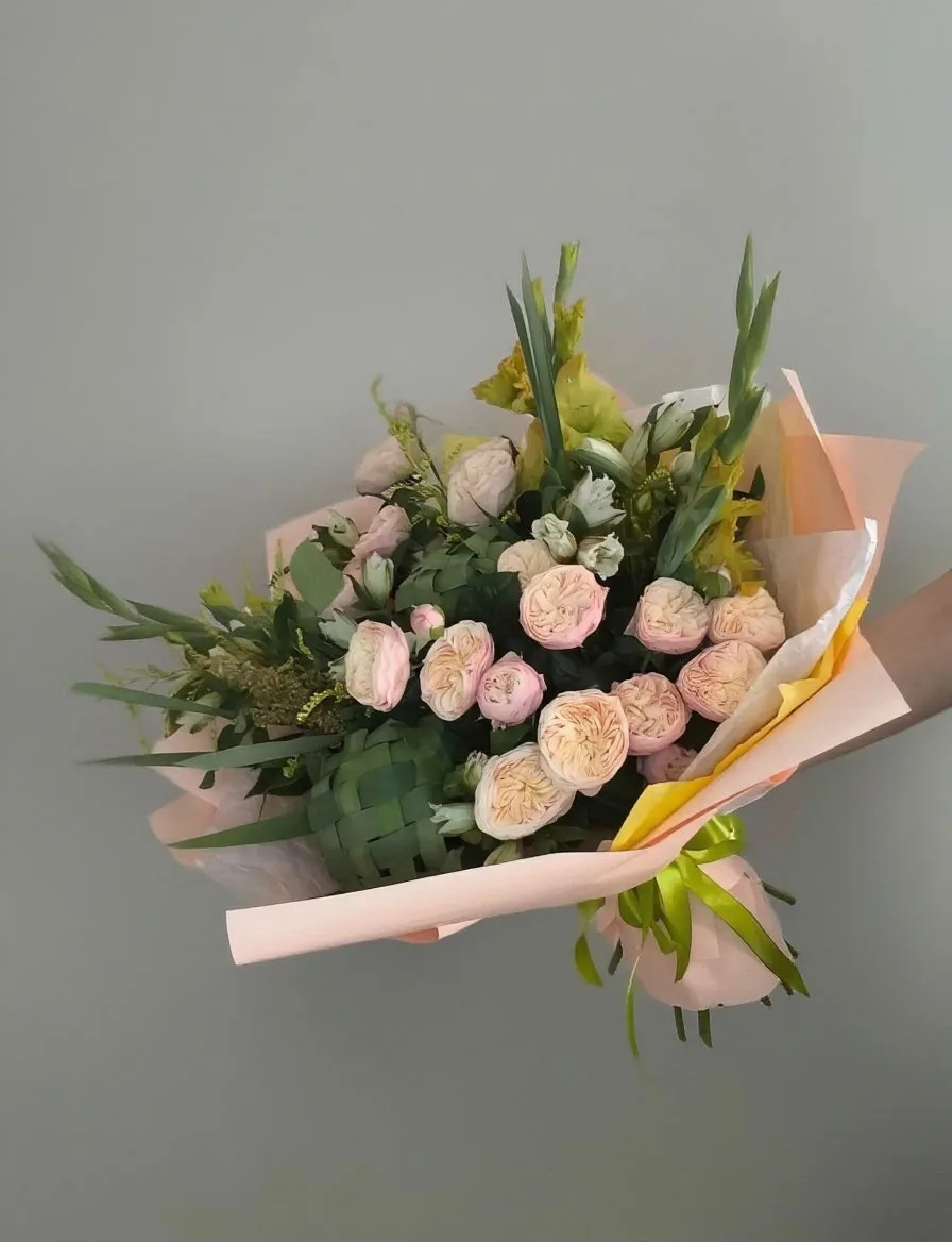 🌸 Когда в руках — цветы, а в сердце — тепло…