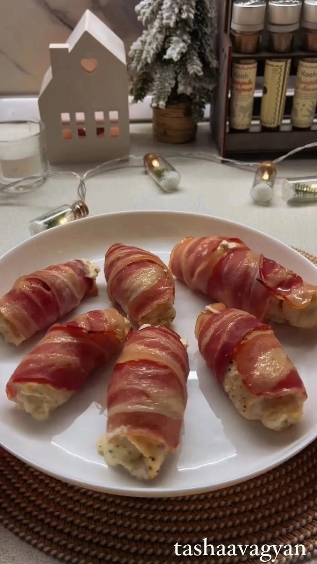 КУРИНЫЕ РУЛЕТИКИ В БЕКОНЕ 🥓
Ингредиенты:
Куриное филе 500гр. (3 шт. небольшие)
Творожный сыр 140гр.
