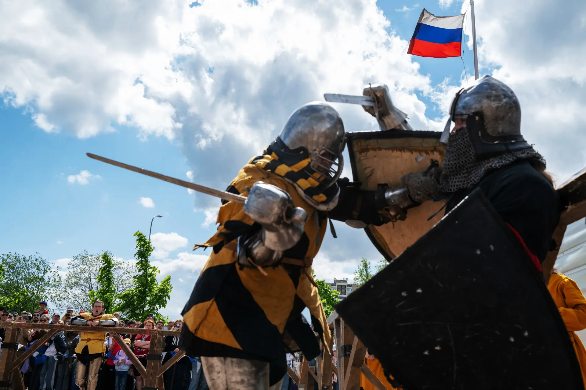 ...В продолжение поста про "Окольный город":

На Софийской набережной близ Кремля расположится лагер