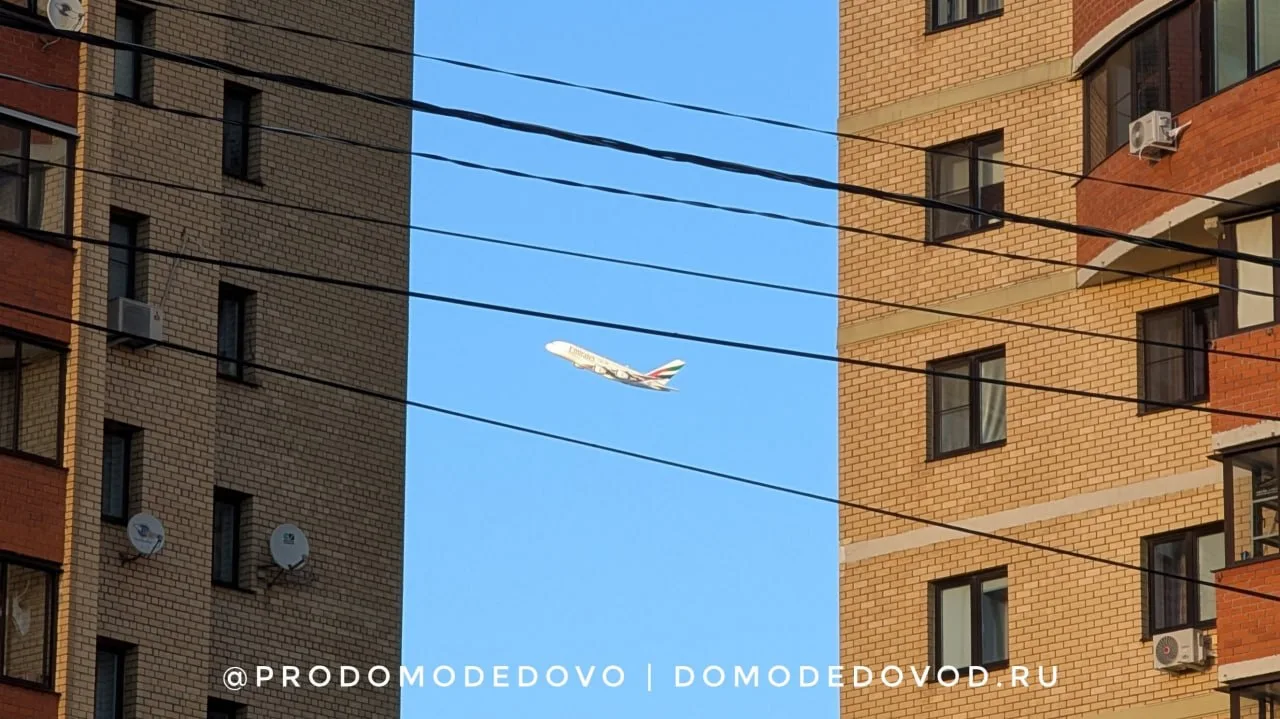 Самый большой пассажирский самолёт в мире  Airbus A380 идёт на взлёт из аэропорта Домод...