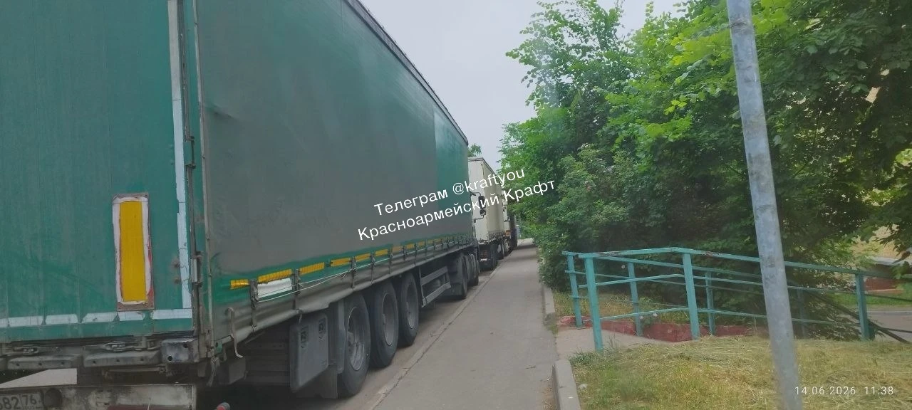 🚚 Фуры на Гагарина снова перекрыли проезд и создают аварийные ситуации

Возмущаются в боте:

Товари