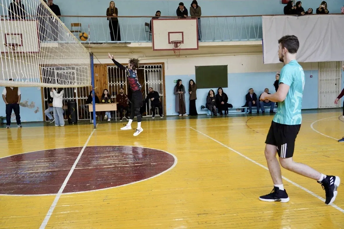 🏐 В КЧГУ проходит турнир по микс-волейболу!  Уже завтра, 15 апреля,  финал!   Приходите болеть за сп