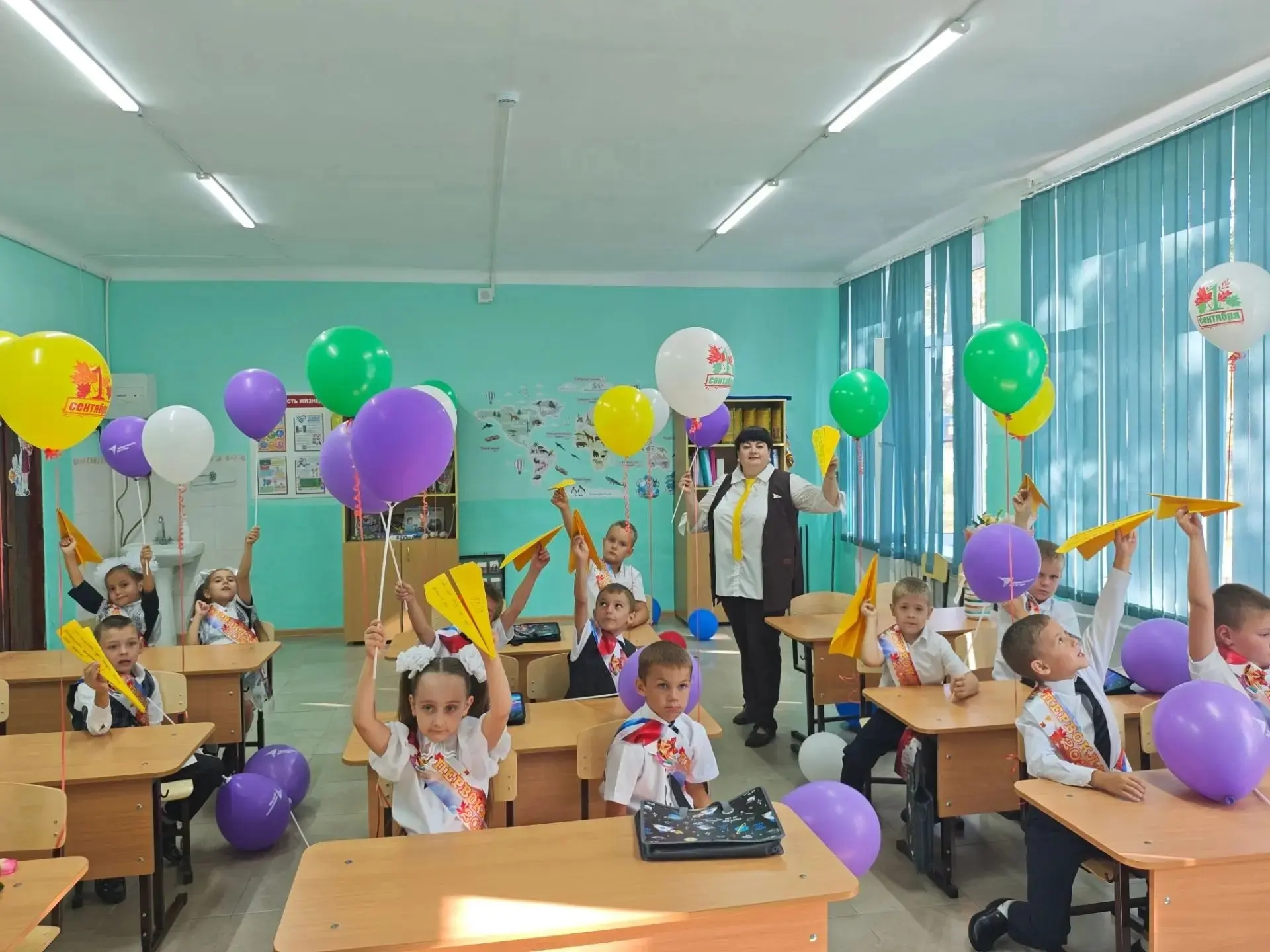 Наши будущие выпускники совместно с советником директора по воспитательной работе Бегда...