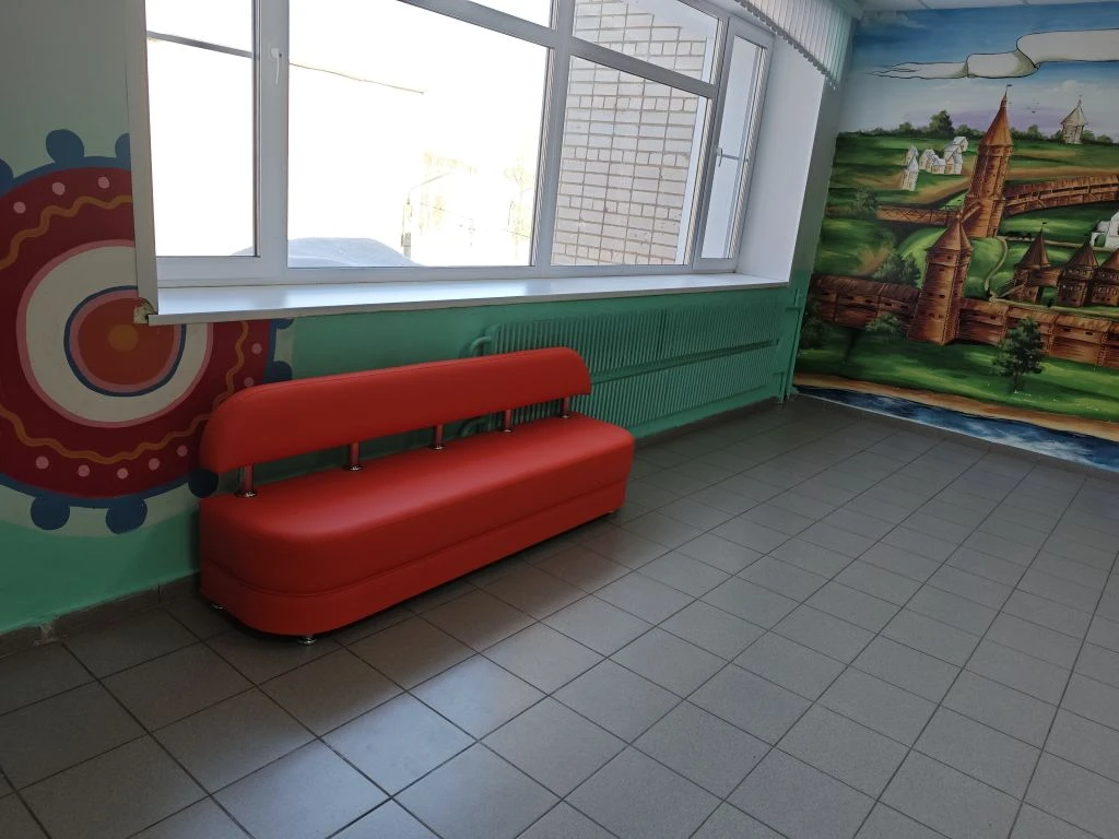 За счет платных услуг, оказываемых школой, приобрели диваны для учащихся начальной школы!! 66 школа 