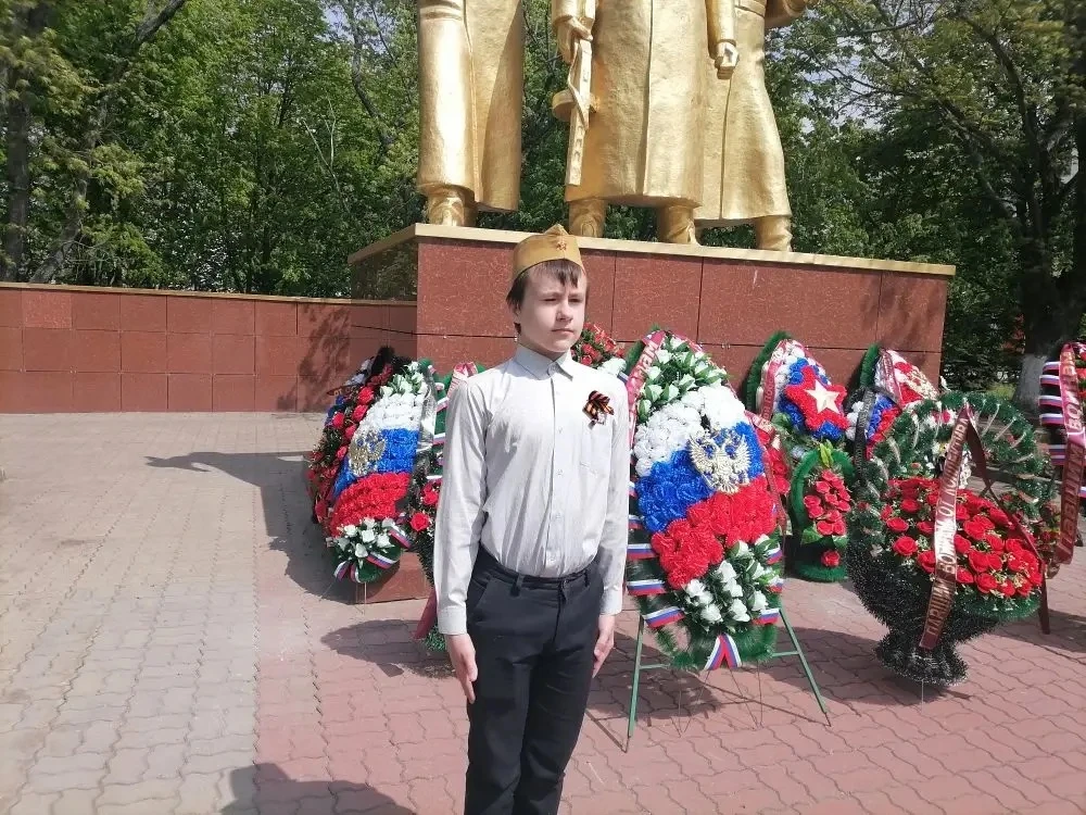 Сегодня на Мемориале «В честь героев Курской битвы» было особое утро. Учащиеся нашей школы встали в 