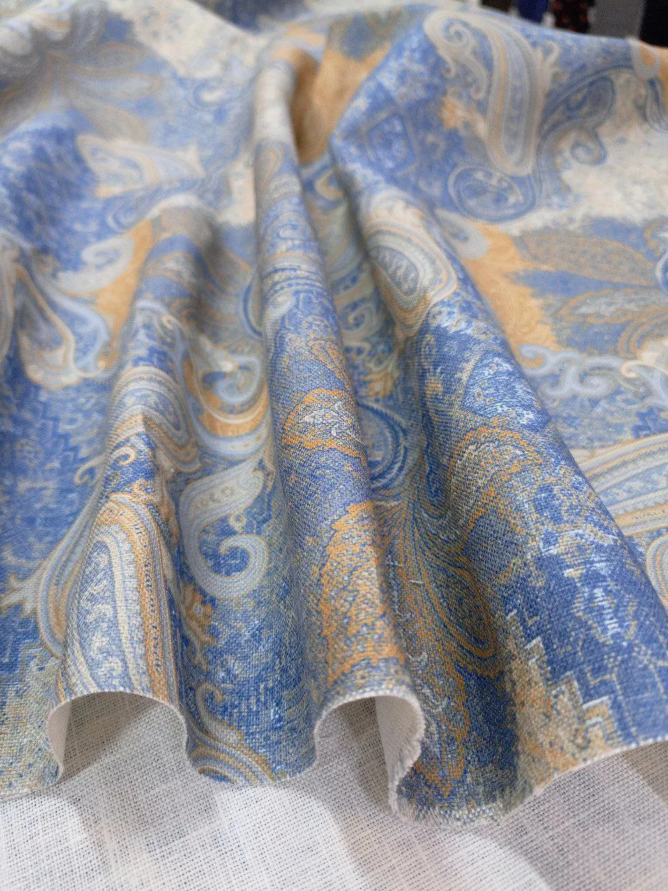 Роскошный костюмный лен от Etro!
Полотно мягко держит форму, слабосминаемое, приятное тактильно.
Пло