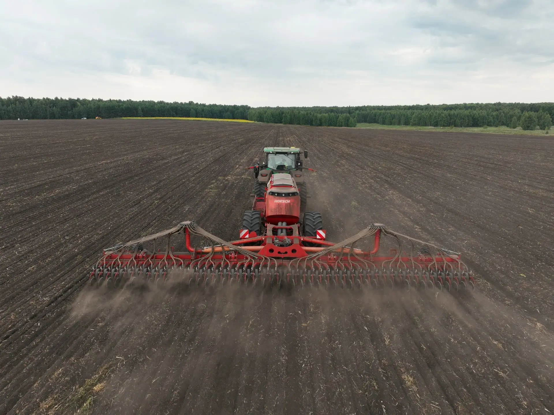 🚜В хозяйствах Башкортостана продолжается сев озимых культур под урожай 2027 года.