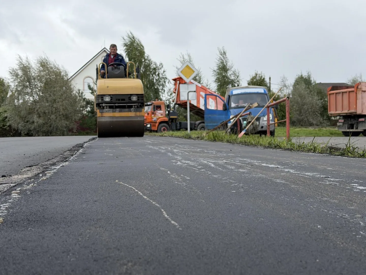 В Можайске обновляют тротуар на улице Воинов-Интернационалистов. Дорожники укладывают н...