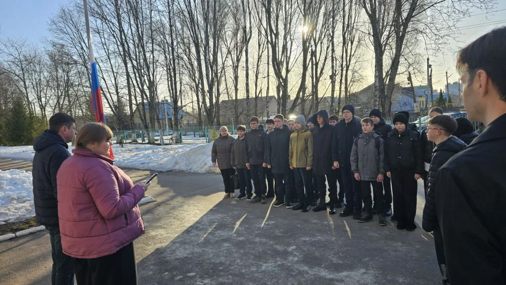 Начинаем новую учебную неделю с традиционной церемонии поднятия Государственного флага Российской Фе