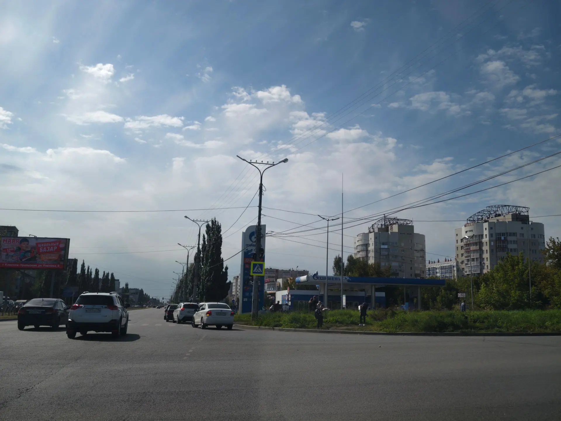 На АЗС Газпромнефть по Суворова заметили небольшую очередь.