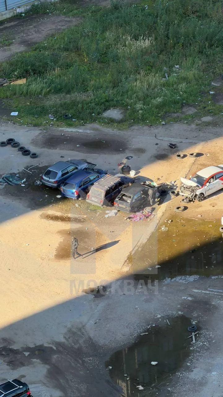 🥲 Жильцы элитного ЖК в Южнопортовом пожаловались на мусор и бездомных.