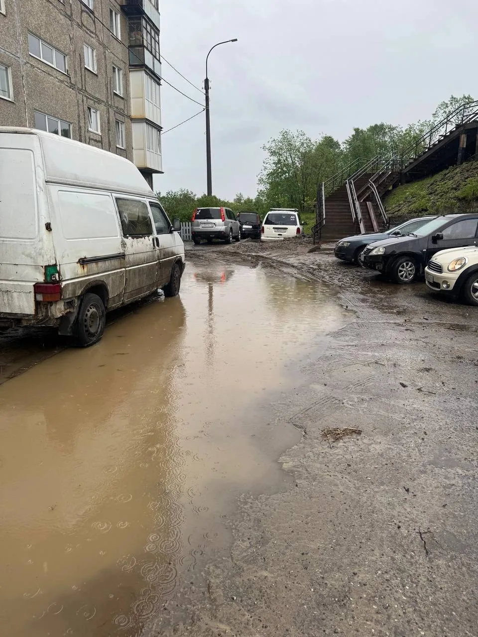 🌧 Двор на улице Мира в Мурманске после дождей превратился в грязевое болото

У дома №23 ливнем смыл