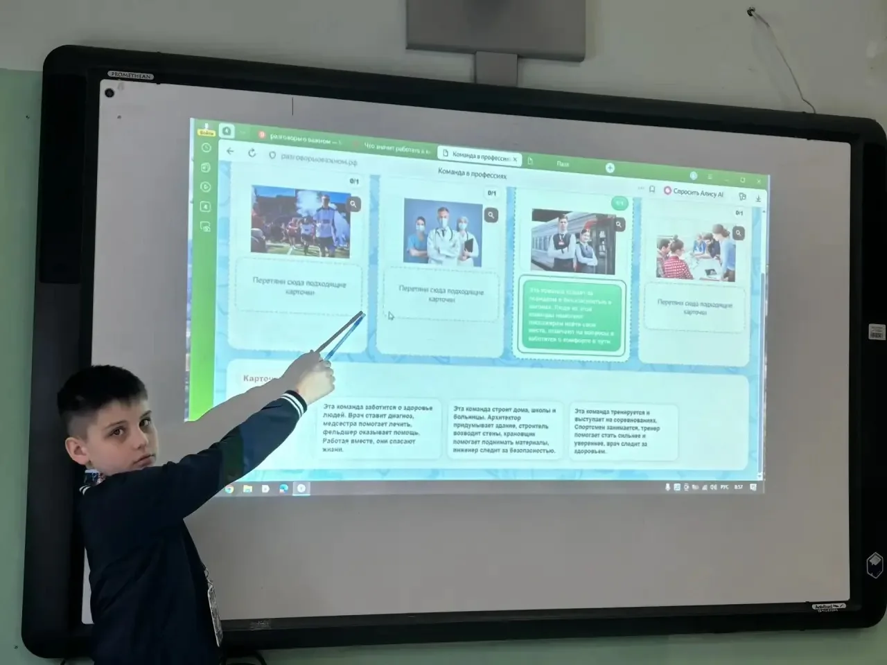 Доброе утро, друзья!  🇷🇺 Сегодняшний понедельник традиционно начался с торжественной церемонии подня