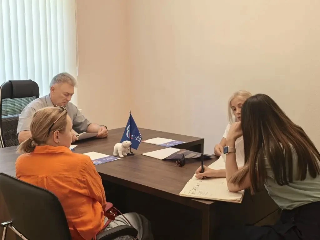 Провел личный прием граждан. В ходе встречи жители обратились с различными вопросами и ...
