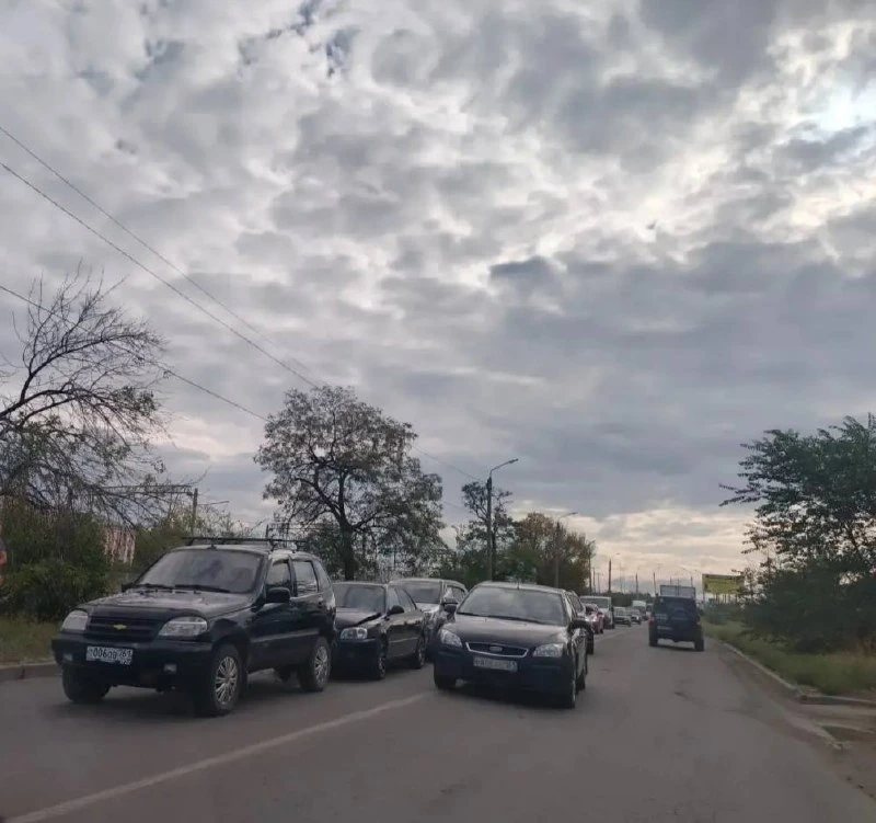 🚨"На спуске с виадука тройное ДТП, ГАИ уже работает. Движение затруднено и с креста, и...